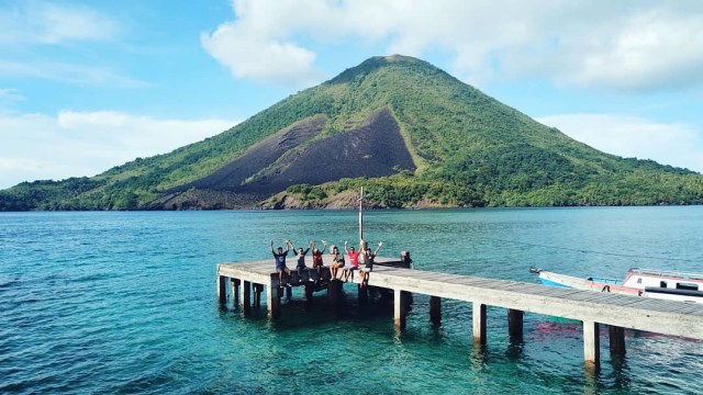 Desa ini menghadap langsung ke laut dan gunung api (Foto: Instagram @anoo_13)