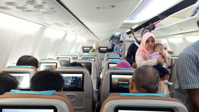 Suasana di dalam pesawat Garuda Boeing 737 Max 8  (Foto: Nurlaela/kumparan)