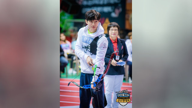 Jinyoung 'B1A4' dalam 'ISAC 2017' (Foto: MBC)