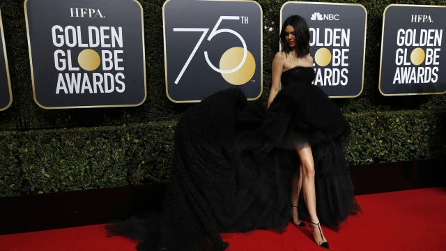 Kendall Jenner dalam Giambattista Valli (Foto: REUTERS/Mario Anzuoni)