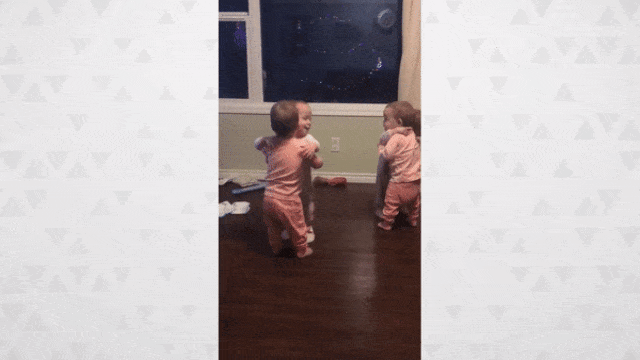 Empat bayi kembar yang saling berpelukan (Foto: Facebook Webb Quadruplets Updates)