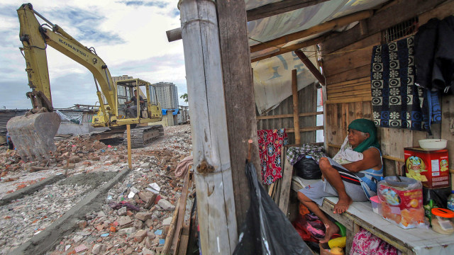 Bangun tenda sementara warga Kampung Akuarium (Foto: Antara/Rivan Awal Lingga)