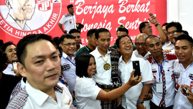 Presiden Jokowi dan Relawan Bara JP. (Foto: Dok. Biro Pers Setpres)