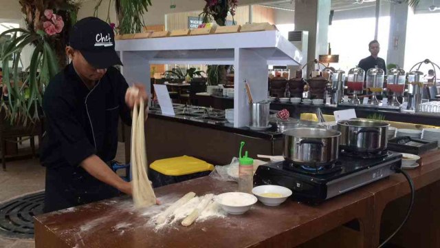 Unik, Aston Cirebon Hotel Hadirkan Mie Tarik Secara Live