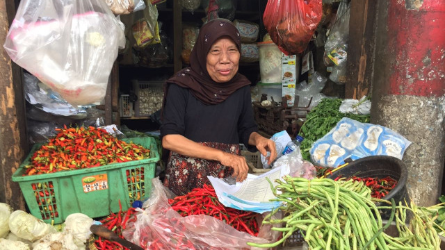 Darwinah di pasar Gembrong (Foto: Reki Febrian/kumparan)