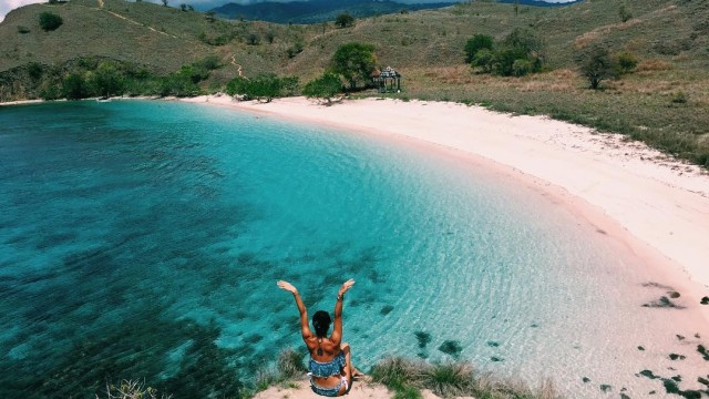 Pantai Pink dari atas bukit (Foto: Instagram @vavalya)