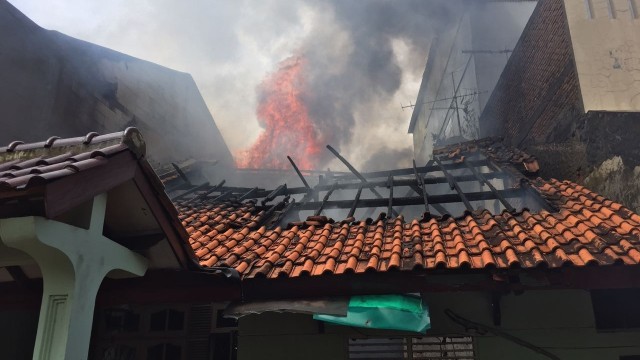 Kebakaran di rumah warga daerah Duren Sawit (Foto: Reki Febrian/kumparan)