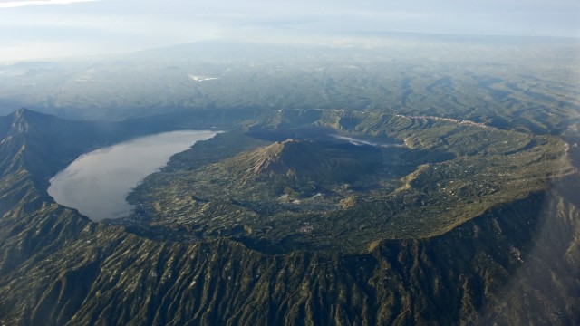 Kaldera Gunung Batur (Foto: ANTARA FOTO/Ahmad Subaidi)