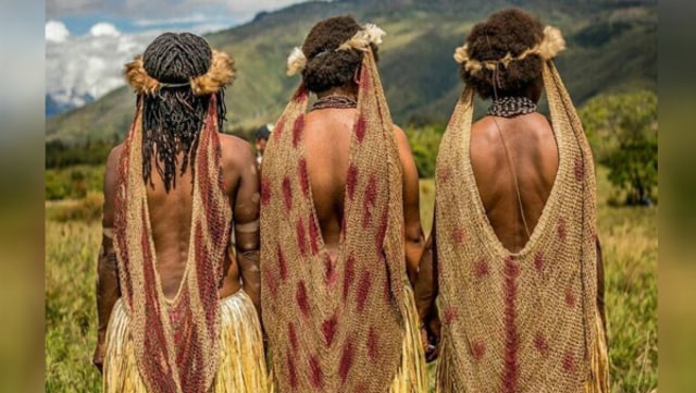 Noken, tas unik dari Papua yang dipakai di kepala (Foto: Instagram @anakhitspapua)
