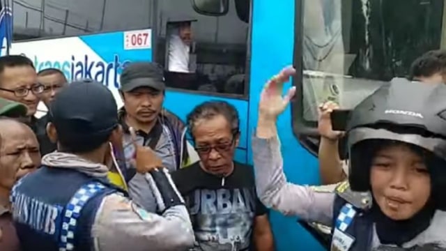 Petugas TransJ dikerumuni sopir metro mini (Foto: Dok. Dishub Jaksel)