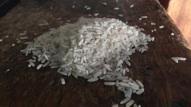 Jenis beras medium di Pasar Induk Cipinang (Foto: Abdul Latif/kumparan)