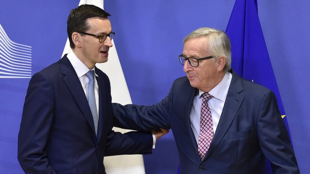 Perdana Menteri Polandia dan Presiden Komisi Eropa (Foto: JOHN THYS / AFP)