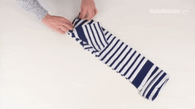Menggulung baju perlahan dari arah kerah (Foto: Youtube/Go Experimental)