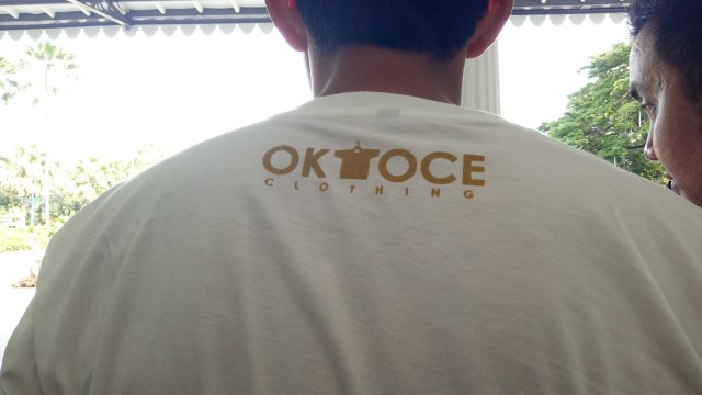 Sandiaga dengan kaos produk OK OCE. (Foto: Nabilla Fatiara/kumparan)