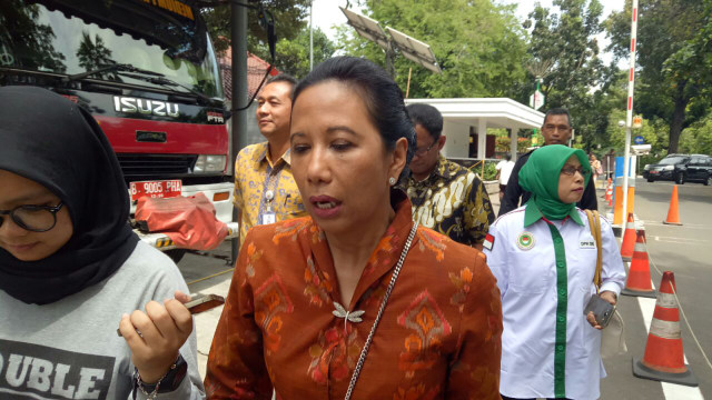 Rini Soemarno jalan kaki ke Balai Kota. (Foto: Nabilla Fatiara/kumparan)
