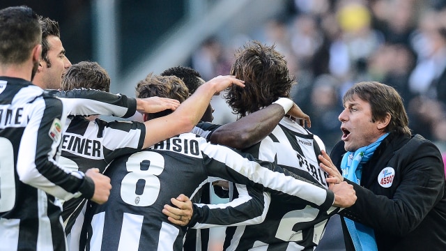 Conte bersama para pemain Juventus. (Foto: AFP/Andreas Solaro)