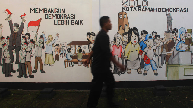 Mural sosialisasi pemilihan umum di Solo. (Foto: Antara/Maulana Surya)