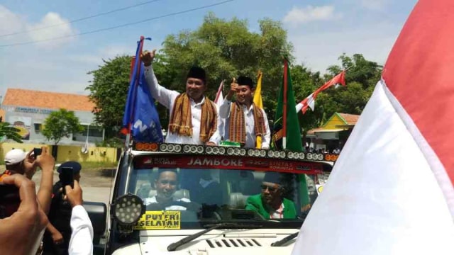 Naik Mobil Mewah, Pasangan Jihad Daftar ke KPU