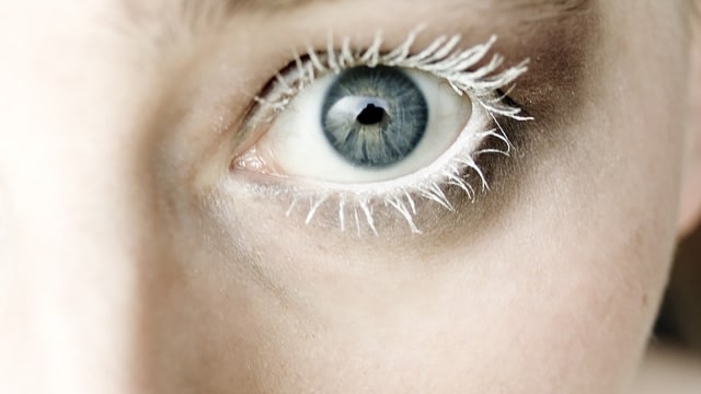 Ilustrasi memakai eyeliner di garis mata. (Foto: Pixabay)