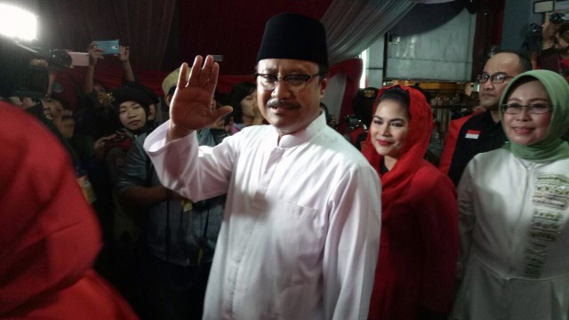 Gus Ipul diarak dengan becak menuju KPU. Foto: Ferio Pristiawan/kumparan