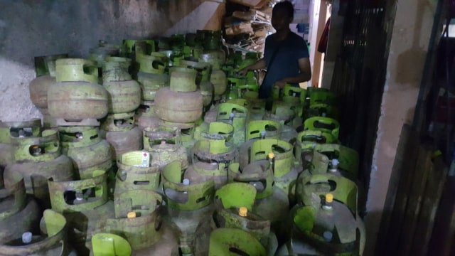Polisi gerebek penjual tabung gas 3 Kg tanpa izin. (Foto: Dok. Polda Kalbar)