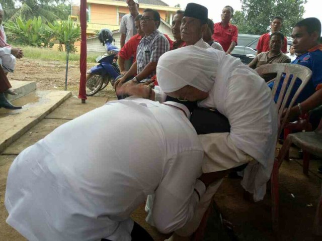 Sujud Dipangkuan Ibu Hj Hudayah,  Naik Ojek Askolani Slamet  Daftar Ke KPU