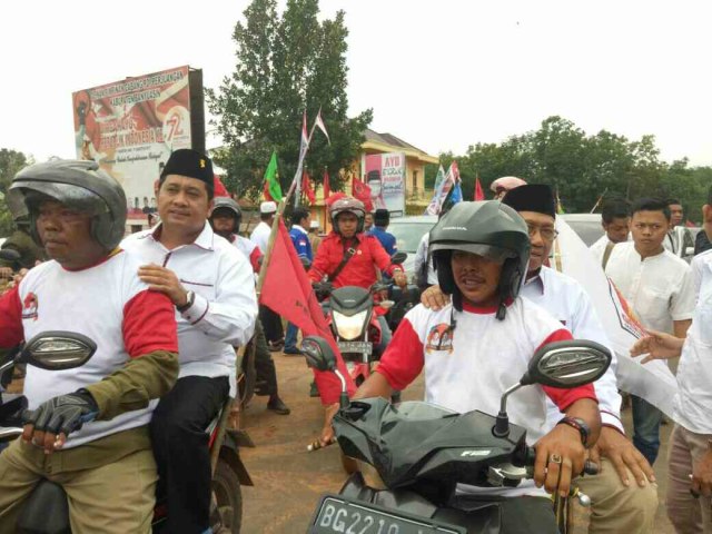 Sujud Dipangkuan Ibu Hj Hudayah,  Naik Ojek Askolani Slamet  Daftar Ke KPU (1)