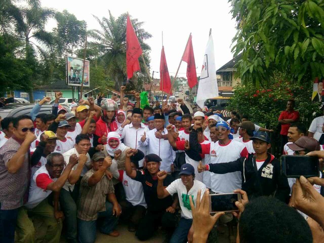 Sujud Dipangkuan Ibu Hj Hudayah,  Naik Ojek Askolani Slamet  Daftar Ke KPU (2)