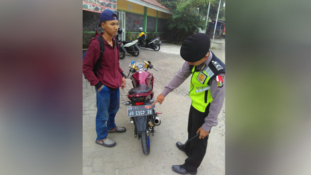 Motor pakai pelat terbalik ditilang (Foto: Dok. Polsek Curug)