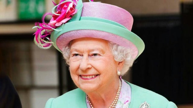 Perhiasan glamour milik Ratu Elizabeth (Foto: Instagram @queen_elizabeth_fanpage)