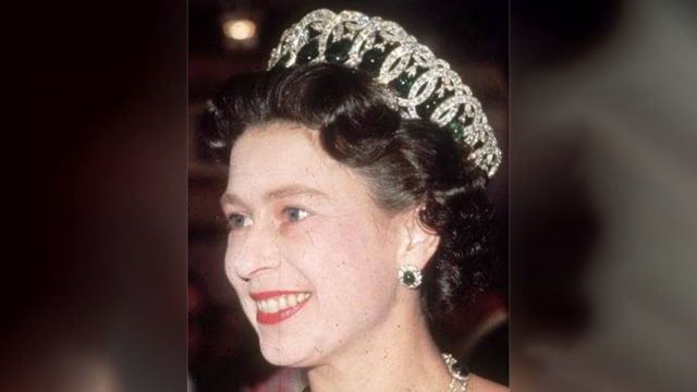 Perhiasan glamour milik Ratu Elizabeth (Foto: Twitter @Johann46091374)