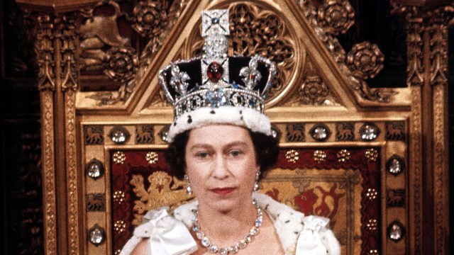 Perhiasan glamour milik Ratu Elizabeth (Foto: Twitter @englandtrips)
