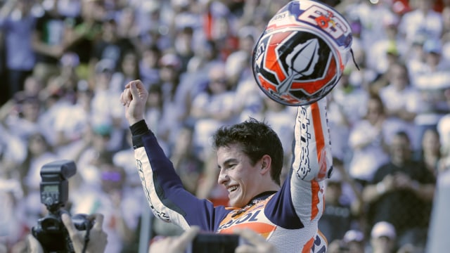 Marquez saat juara MotoGP 2013. (Foto: JOSE JORDAN / AFP)