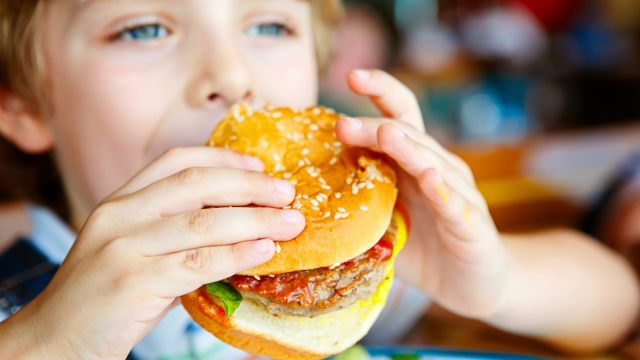 Ilustrasi anak makan junk food. (Foto: Thinkstock)