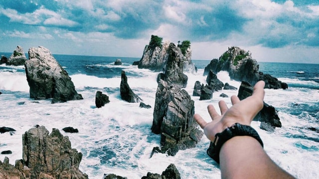 Pantai Gigi Hiu, Lampung. (Foto: Instagram @ dedenangga_)