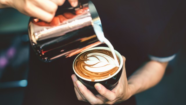 Barista kopi membuat latte art. (Foto: Thinkstock)