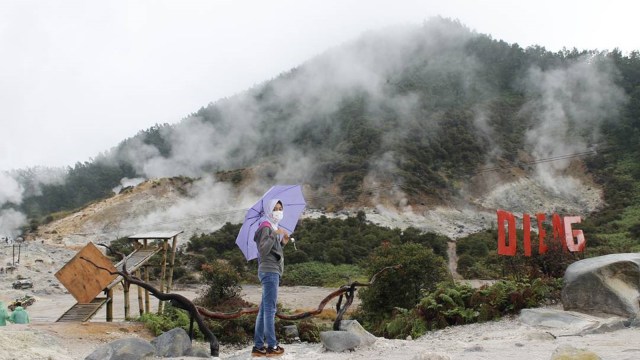 Memakai masker di Kawah Sikidang, Dieng. (Foto: Instagram @babah_kecok)