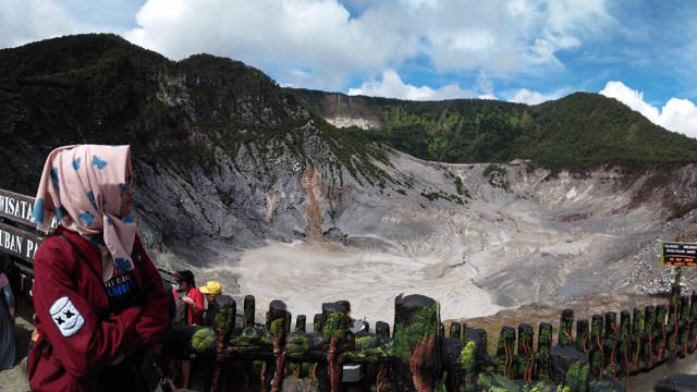 Kawah Ratu di Gunung Tangkuban Perahu dipagari. (Foto: Instagram @devidmn.dmn)