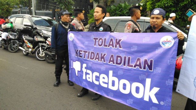 Demo FPI di depan kantor Facebook (Foto: Yuana Fatwalloh/kumparan)