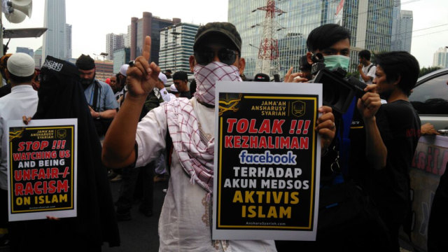 Demo FPI di depan kantor Facebook (Foto: Yuana Fatwalloh/kumparan)