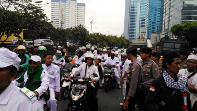 Demo FPI di depan kantor Facebook (Foto: Yuana Fatwalloh/kumparan)