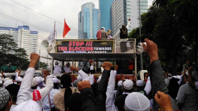 Demo FPI di depan kantor Facebook (Foto: Yuana Fatwalloh/kumparan)