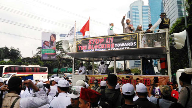 Demo FPI di depan kantor Facebook (Foto: Yuana Fatwalloh/kumparan)