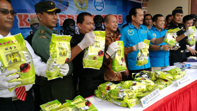 Rilis penyelundupan 10kg sabu. (Foto: Zuhri Noviandi/kumparan)