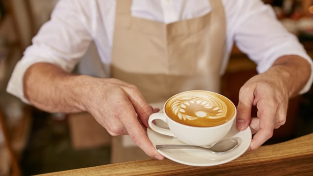 Barista membuat kopi sesuai keinginan pelanggan. (Foto: Thinkstock)