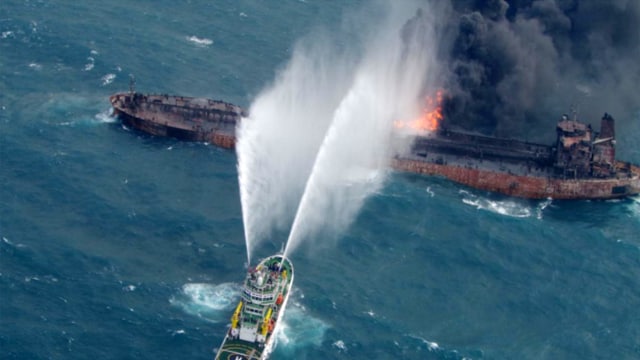 Kapal Tanker Iran terbakar (Foto: 10th Regional Coast Guard Headquarters via Reuters)