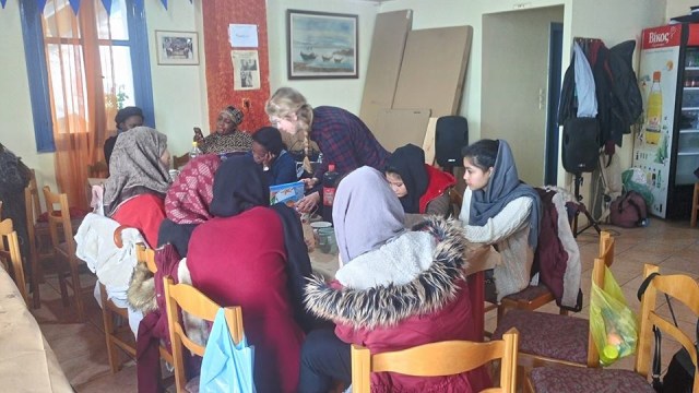 Para pengungsi makan di restoran 'Home for A Day' (Foto: Facebook/Nikos Katsouris)