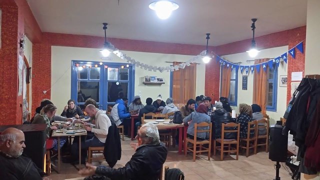 Para pengungsi makan di restoran 'Home for A Day' (Foto: Facebook/Nikos Katsouris)
