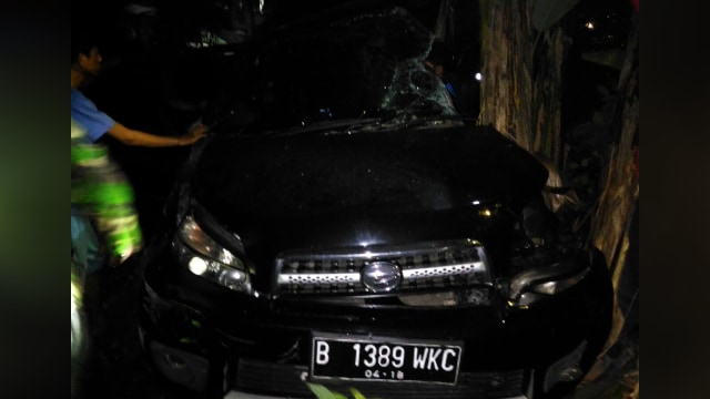 Terios rusak ditabrak kereta di Pondok Ranji. (Foto: dok. Istimewa)
