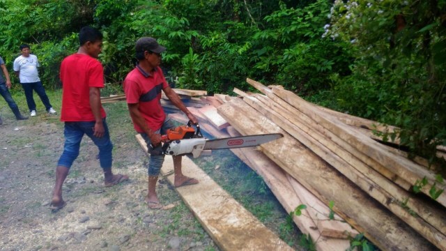 Penertiban pelaku illegal logging. (Foto: dok. Satreskrim Polres Aceh Besar)